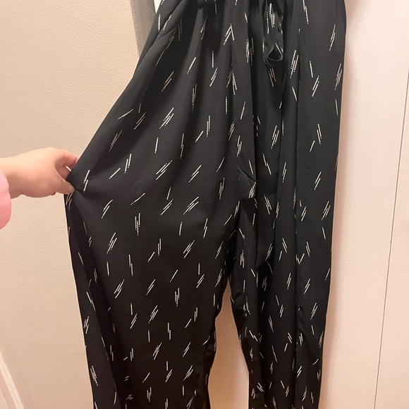 Black w fun pattern romper - Picture 4 of 4